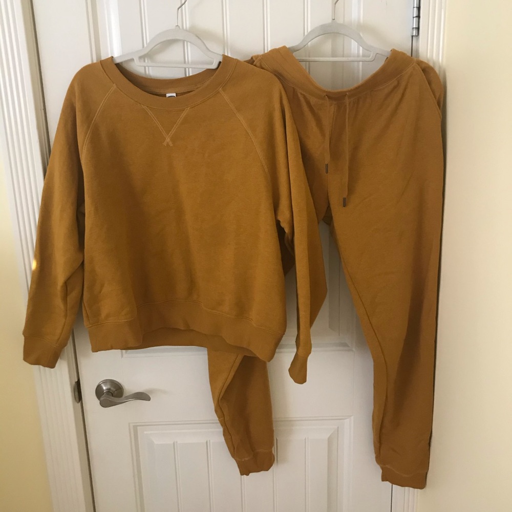 Old Navy matching sweatpants and sweatshirt